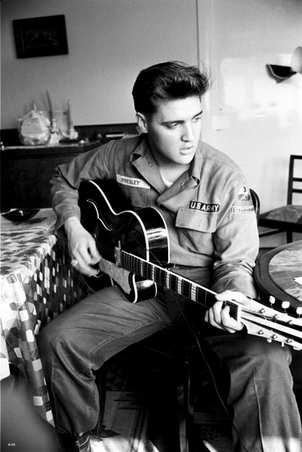 elvis-presley-with-guitar