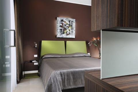 2631759-Golden-Tulip-Rome-Airport-Isola-Sacra-Suite-1-DEF