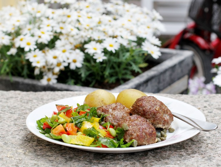 Lunch med köttfärsbiffar, potatis, sallad och kapris