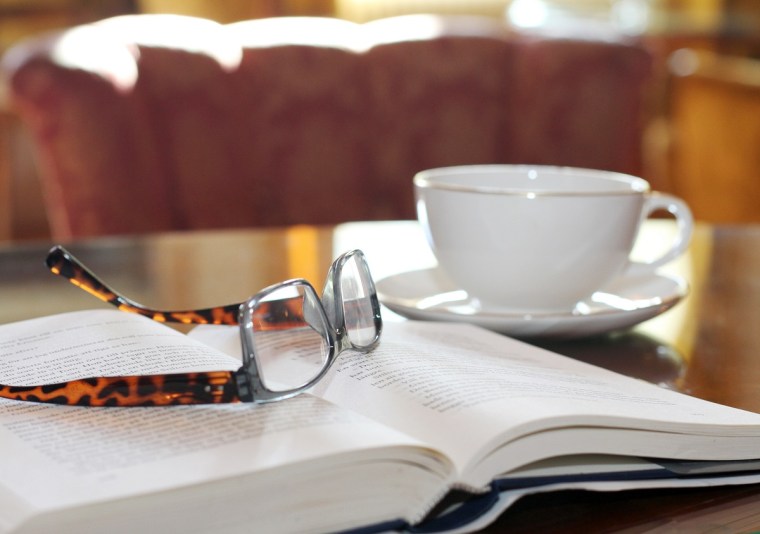 Njuter av ensamheten i salongen på Rånäs slott. Kaffe och Börjlinds senaste bok, vad mer kan man önska sig?